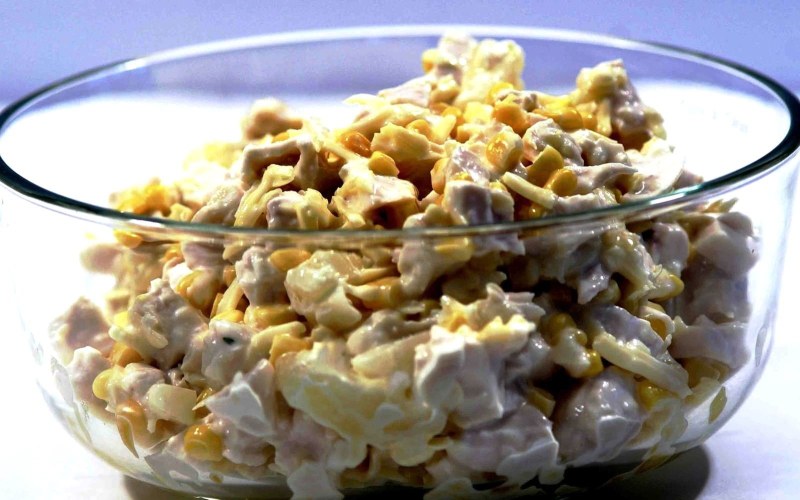 Салат с сухариками и кукурузой и курицей