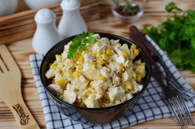 Салат с омлетом и кукурузой