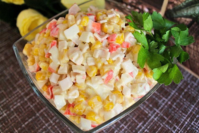 Салат с крабовыми палочками и сухариками