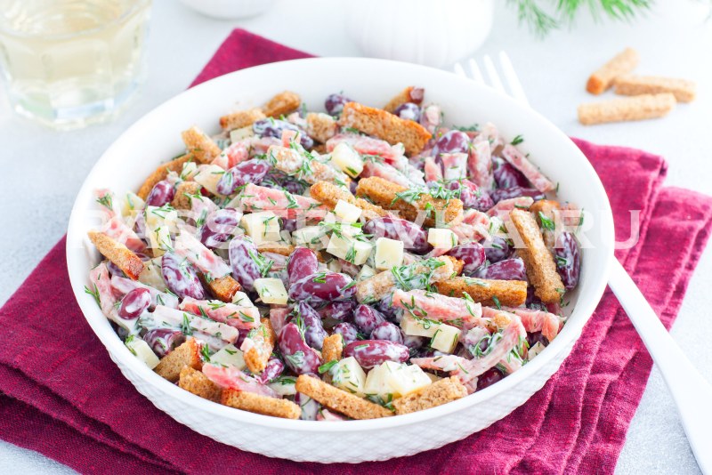 Салат с фасолью и сухариками и кукурузой