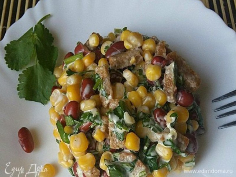 Салат из фасоли с сухариками и кукурузой