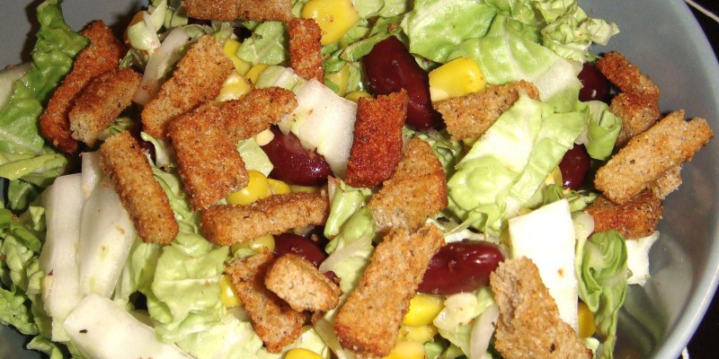 Салат с пекинской капустой и кукурузой сухариками