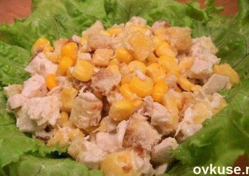 Салат кукуруза сыр сухарики