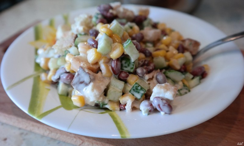 Салат с фасолью и сухариками и кукурузой и курицей