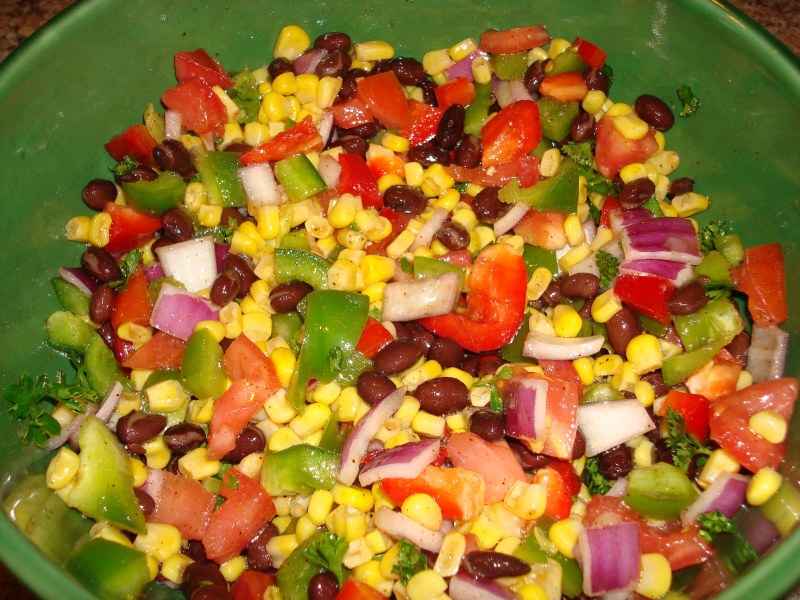 Салат с кукурузой фасолью и сухариками и болгарским перцем