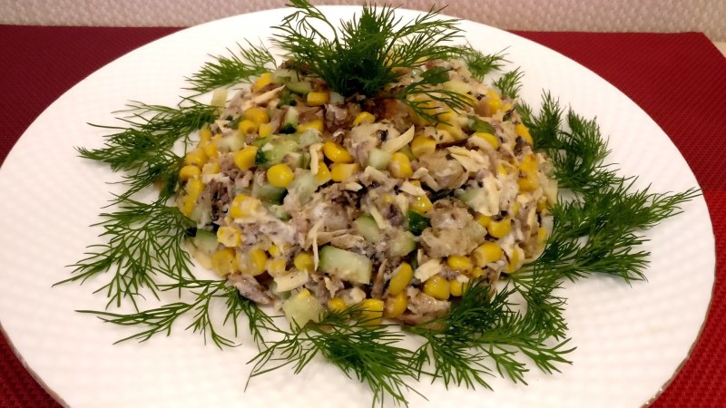 Салат шпроты кукуруза сухарики