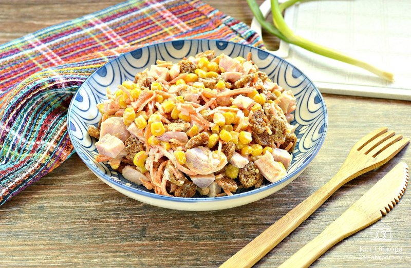 Салат с копченой курицей и сухариками