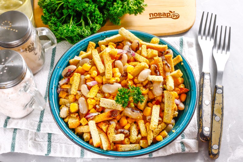 Салат из бобовых с сухариками