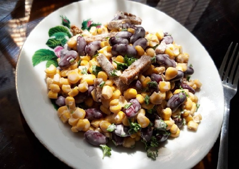 Салат с фасолью и сухариками и кукурузой