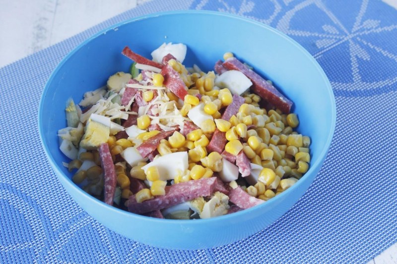 Салат с сухариками и кукурузой и колбасой