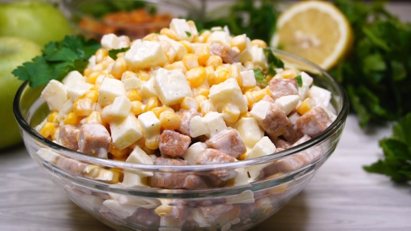Салат с кукурузой, яблоком и сухариками