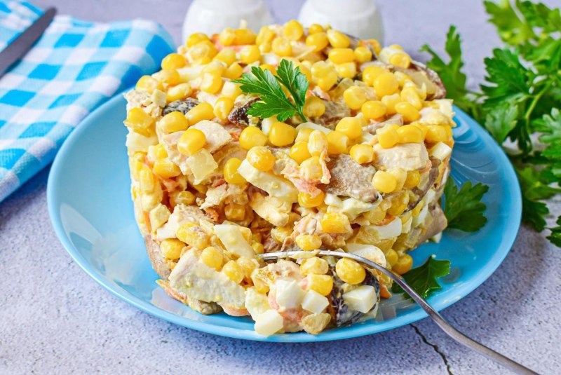 Салат с курицей и кукурузой
