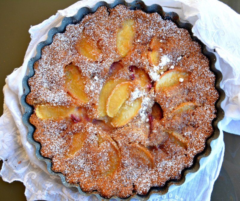 Шарлотка со сливами