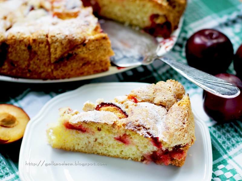 Шарлотка с яблоками и сливой