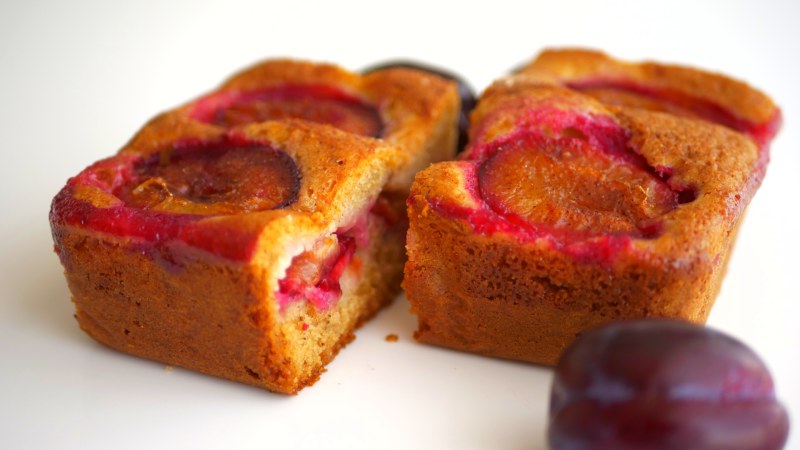 Сливовая шарлотка