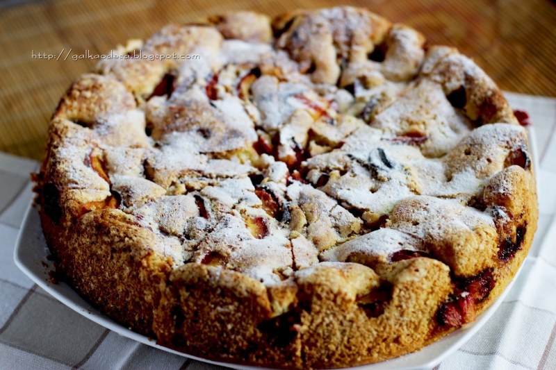 Шарлотка со сливами
