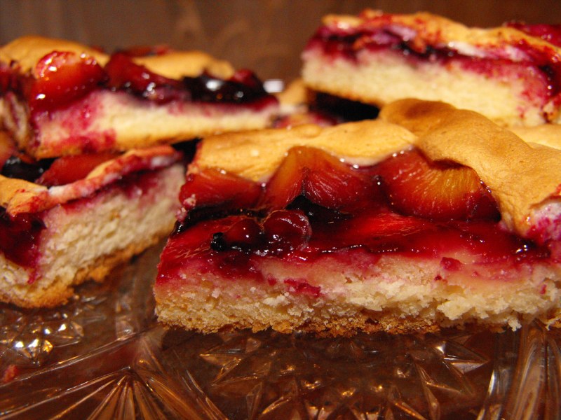 Шарлотка со сливами