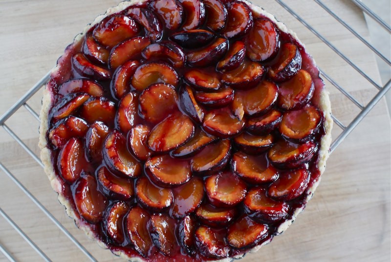 Сливовая шарлотка