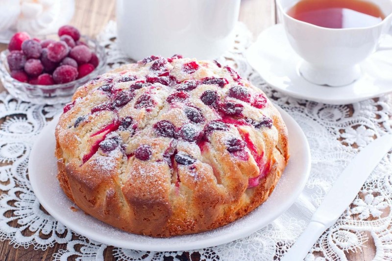 Шарлотка с яблоками и сливой