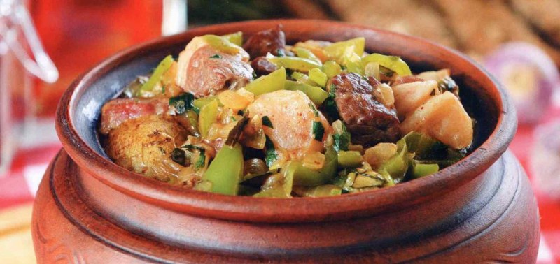 Жаркое в горшочках с мясом и картошкой