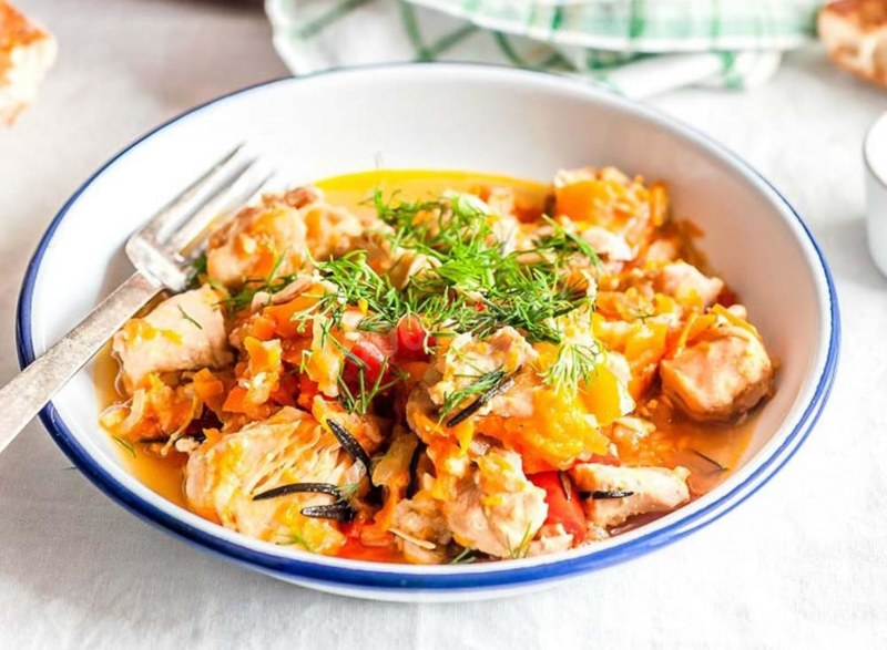 Курица тушеная с овощами