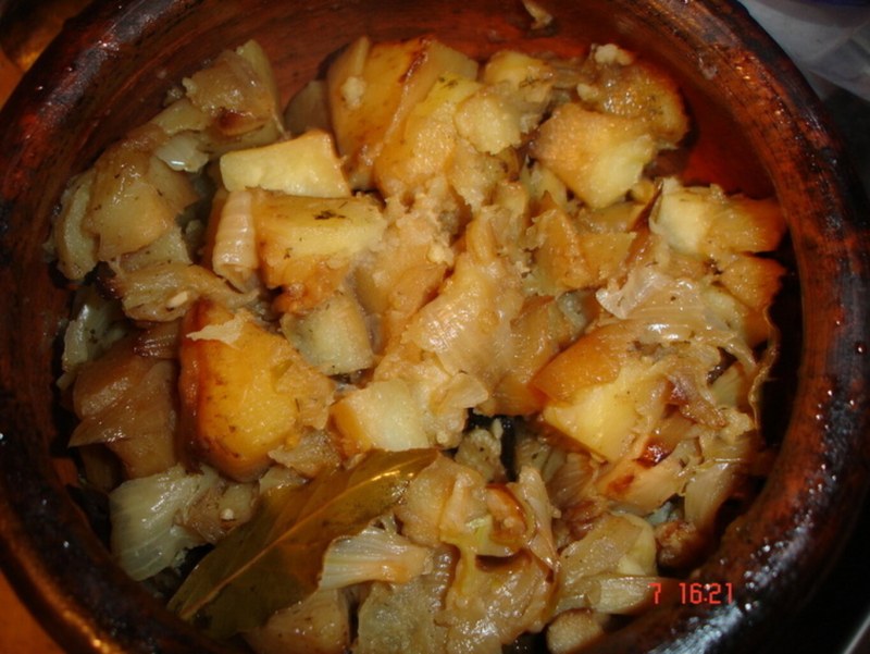 Тушеная картошка с мясом в горшочке