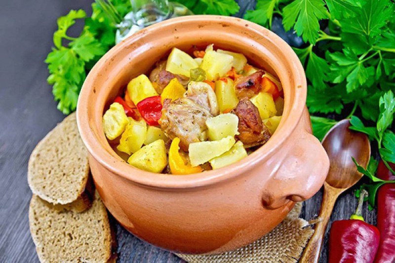 Жаркое в горшочках в духовке с мясом и картошкой