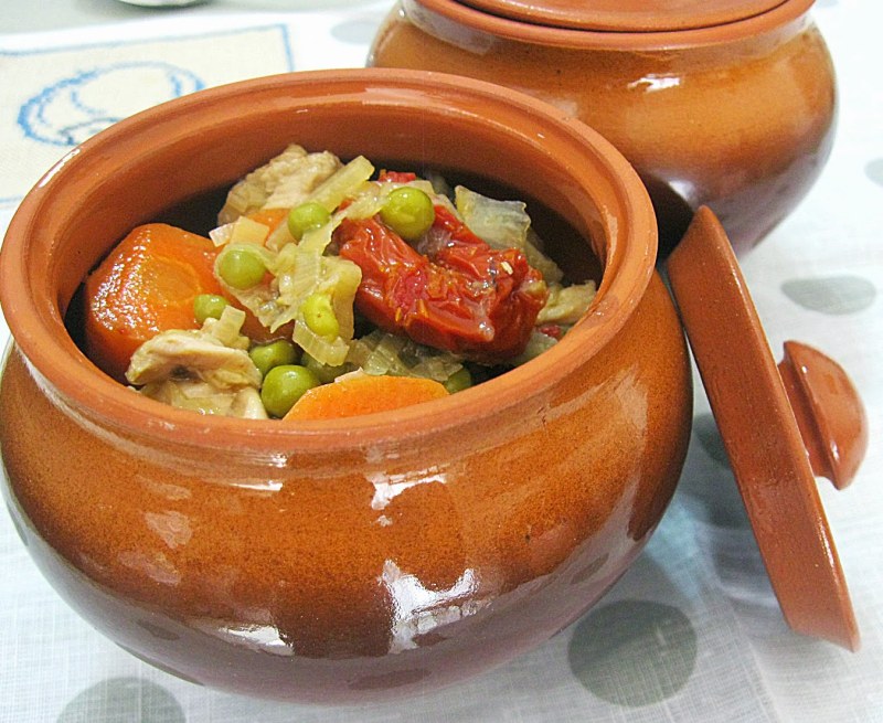 Мясо в горшочках