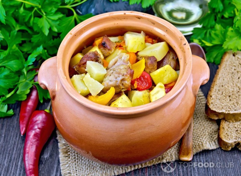 Жаркое из свинины с картошкой в горшочках