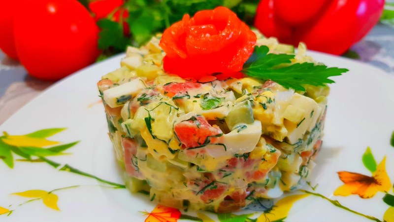 Салат с рукколой авокадо и красной рыбой