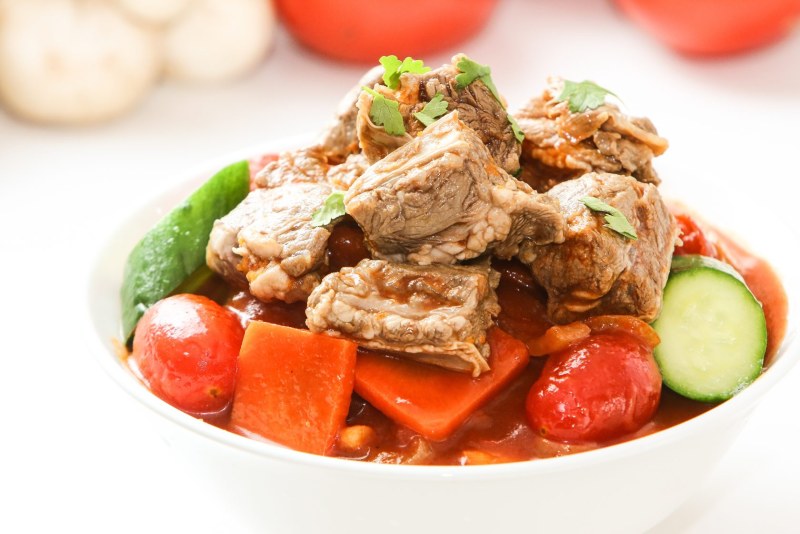 Отварная говядина с овощами