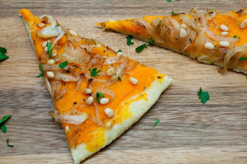 Пицца с кедровыми орехами