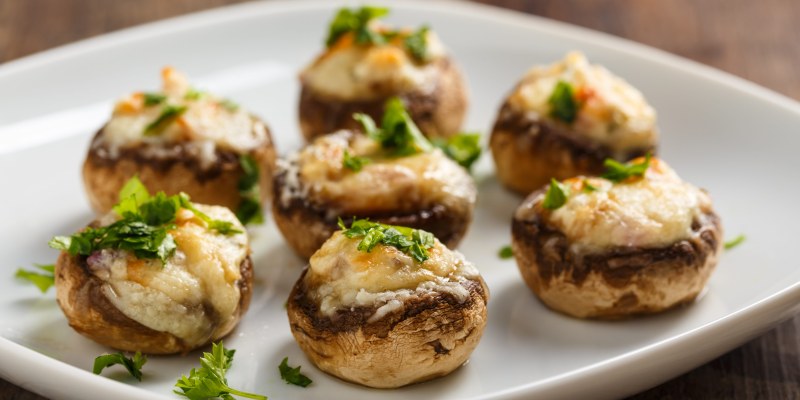 Грибы шампиньоны фаршированные куриной грудкой