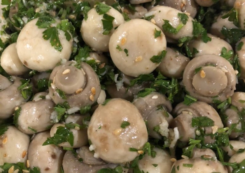 Смешайте грибы с луком и хлебной крошкой