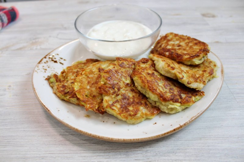 Оладьи из кабачков с сыром и чесноком