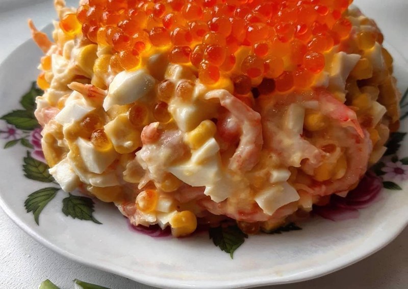 Салат с красной рыбой и икрой