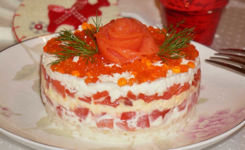 Салат Царский с красной икрой и семгой