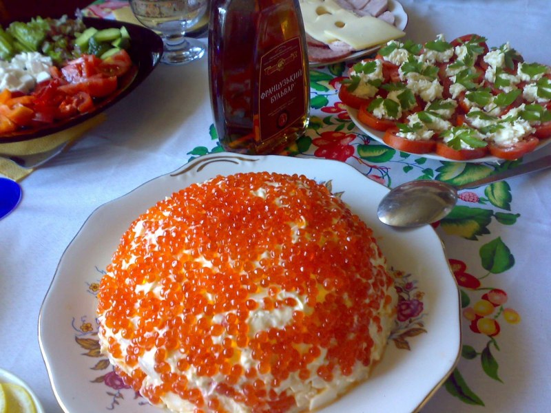 Салат Царский с красной икрой и семгой