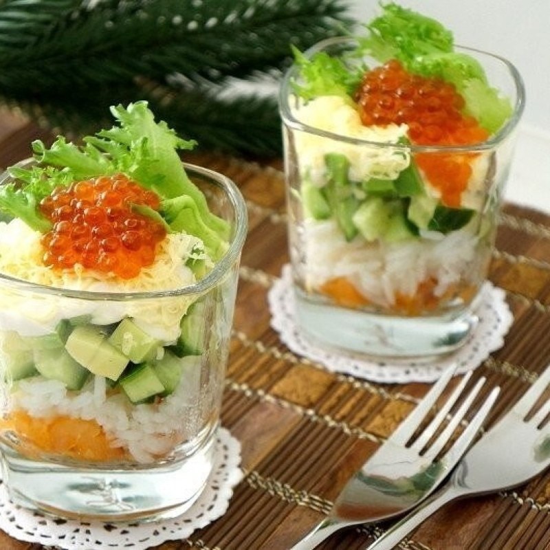 Салат с креветками и икрой