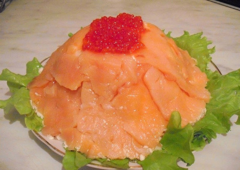 Салат с красной рыбой и икрой