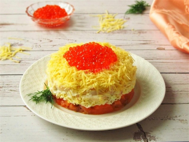 Салат Сытый Боцман с красной рыбой и икрой и кальмарами