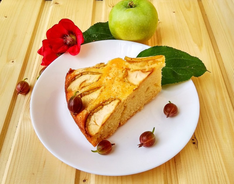 Шарлотка с творогом и яблоками в духовке