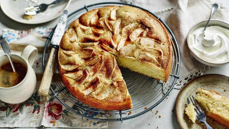 Шарлотка пышная с яблоками