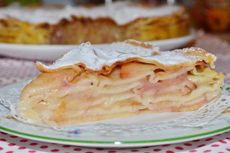 Слоеные пирожки с яблоками
