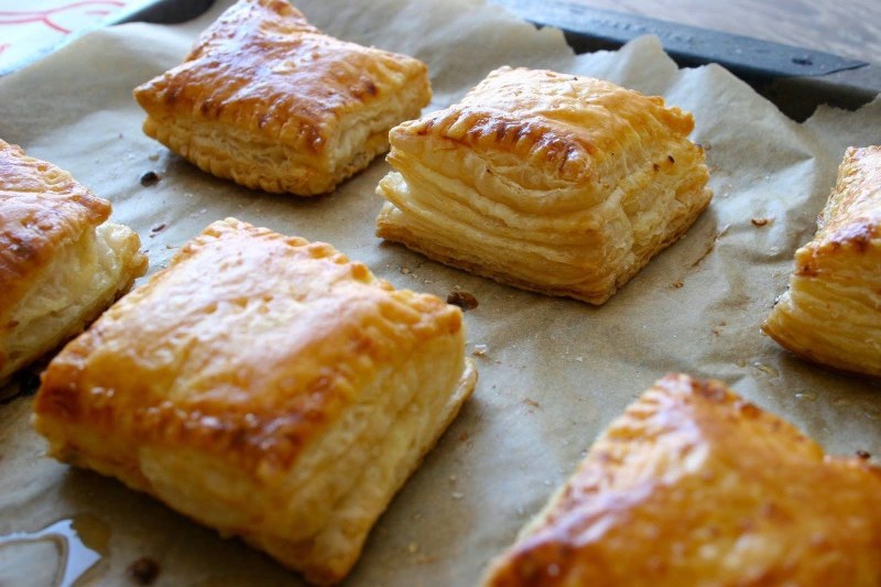 Пирог из дрожжевого теста с яблоками и корицей