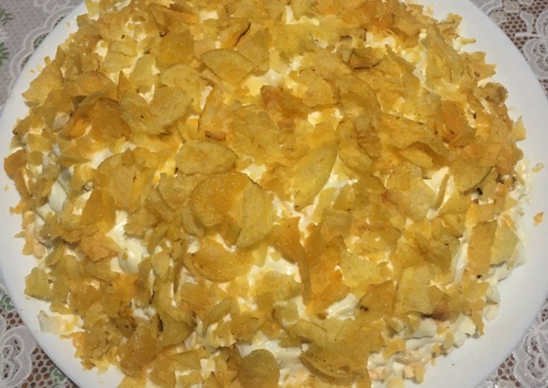 Салат с морковью и чипсами кукурузой