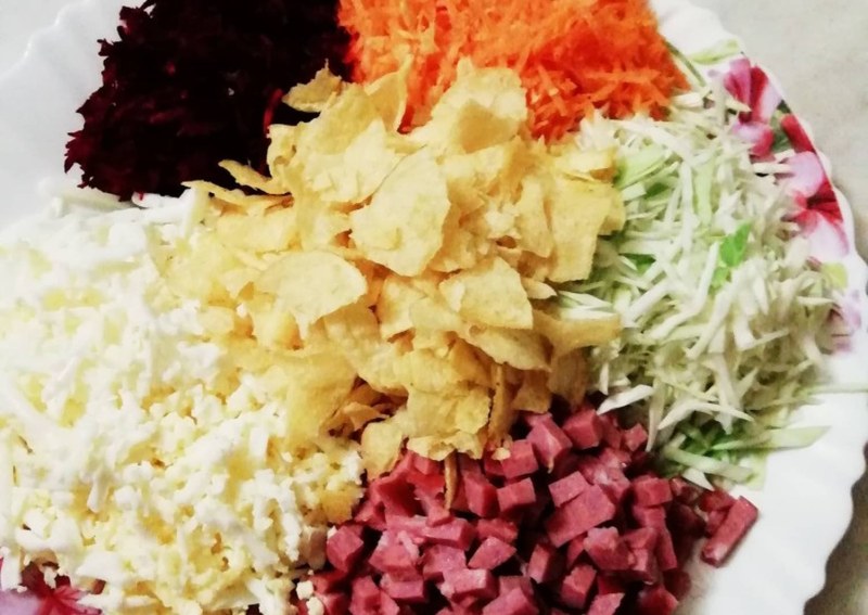Салат с кириешками и чипсами