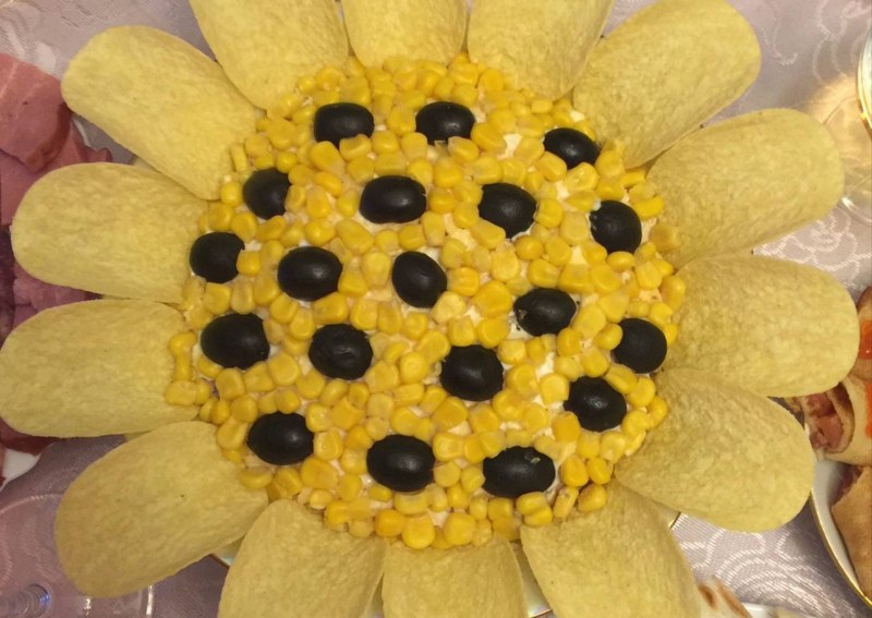Салат с крабовыми чипсами