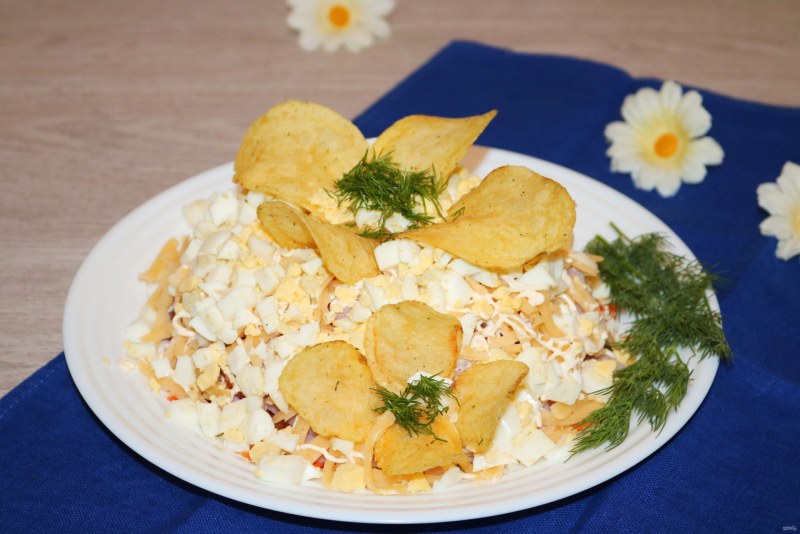 Салат Ромашка с чипсами