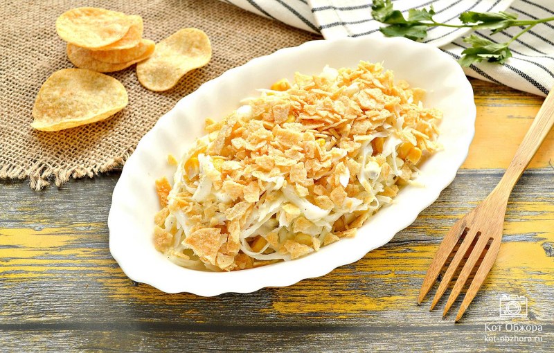 Салат с капустой и чипсами